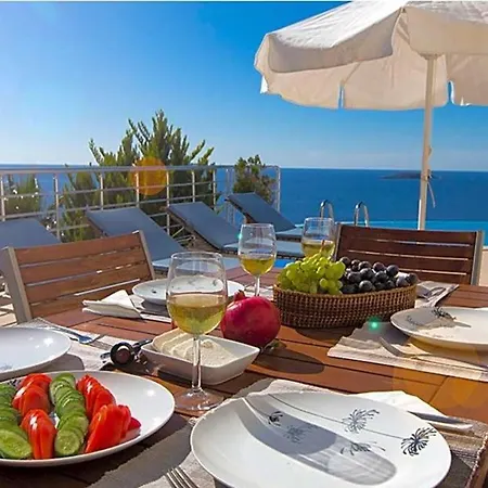 Yenikoy Sleeps 10 Pool Air Con Wifi Villa